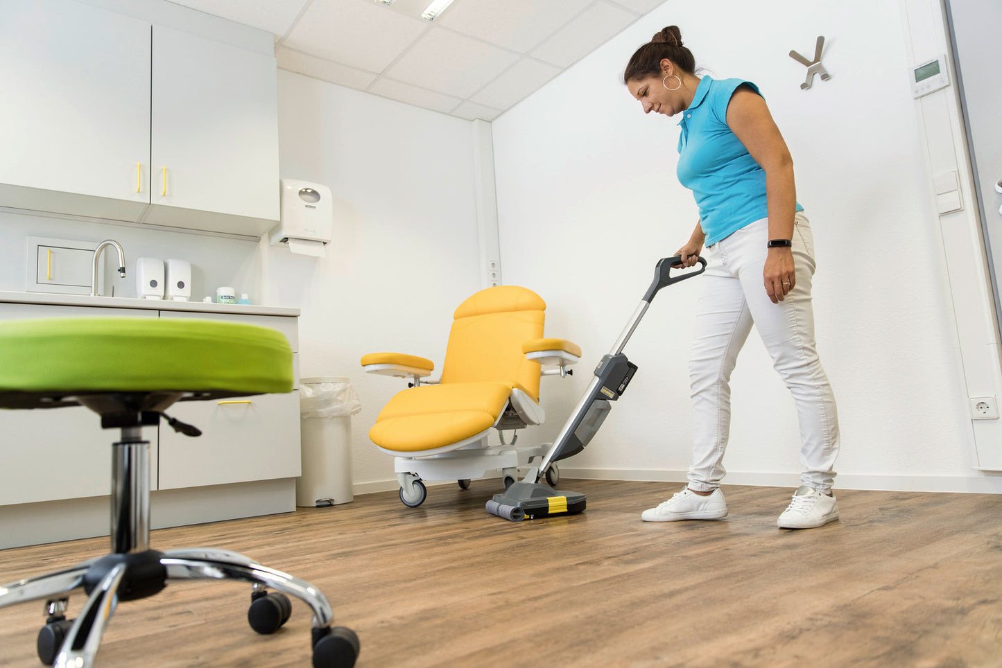 Karcher Compact Cordless Walk-Behind Floor Scrubber - BR 30/1 C BP