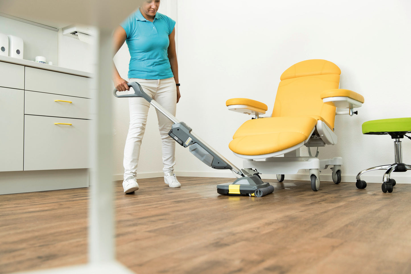 Karcher Compact Cordless Walk-Behind Floor Scrubber - BR 30/1 C BP